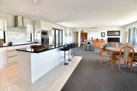 Photo of property in 32 Grovenor Drive, Orewa, 0931