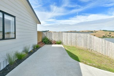 Photo of property in 16 Rauta Way, Helensville, 0800