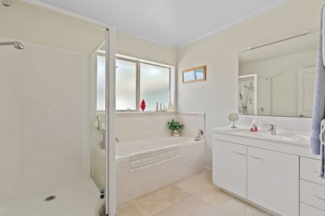 Photo of property in 4 Campbell Grove, Levin, 5510