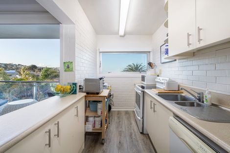 Photo of property in Seaview Apartments, 8/64 Milford Road, Milford, Auckland, 0620