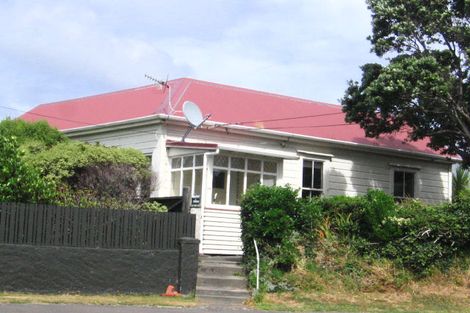 Photo of property in 130 Northland Road, Northland, Wellington, 6012