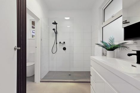 Photo of property in 2 Fairmount Road, Titirangi, Auckland, 0604