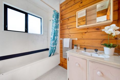 Photo of property in 2/72 Aeroview Drive, Beach Haven, Auckland, 0626