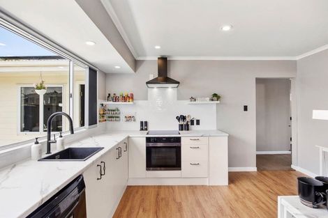 Photo of property in 22 Kaurilands Road, Titirangi, Auckland, 0604