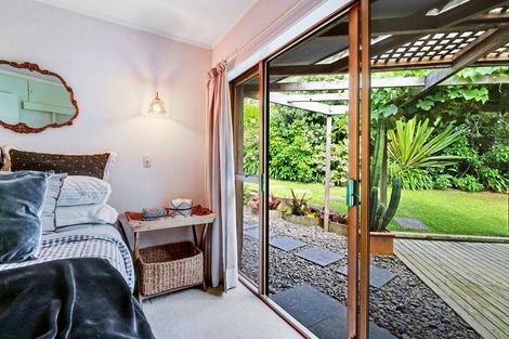 Photo of property in 10 Chelverton Terrace, Red Beach, 0932