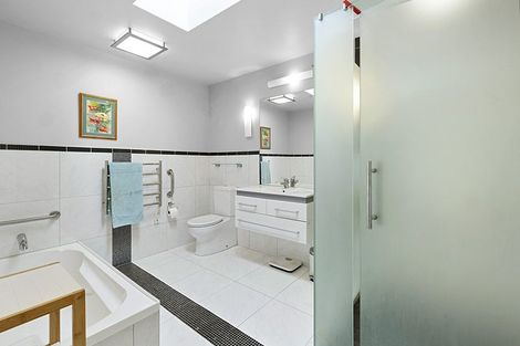 Photo of property in 13 John Guthrie Place, Merrilands, New Plymouth, 4312