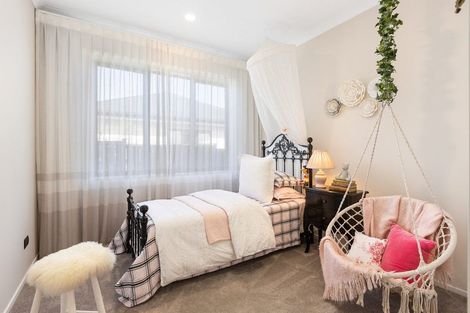 Photo of property in 7 Syd Grant Crescent, Orewa, 0931