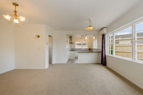 Photo of property in 15 Rewarewa Crescent, Waikanae, 5036