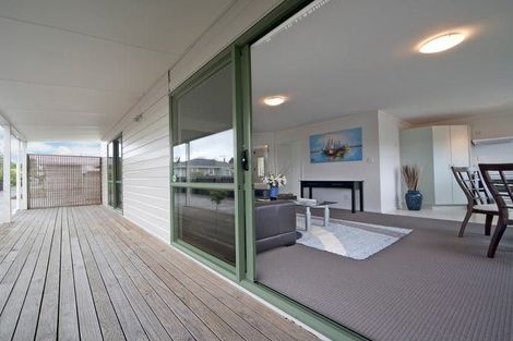 Photo of property in 17a Enderby Drive, Te Atatu Peninsula, Auckland, 0610
