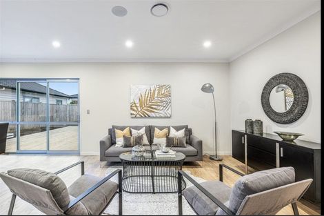 Photo of property in 15 Walter Ruddock Avenue, Kumeu, 0810