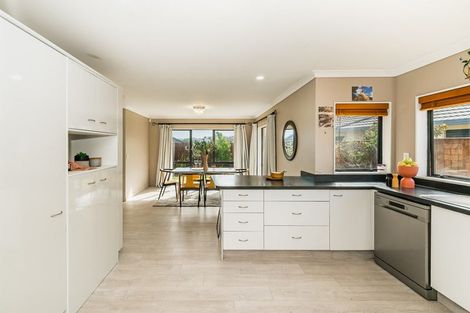 Photo of property in 32 Quadrant Heights, Paraparaumu, 5032
