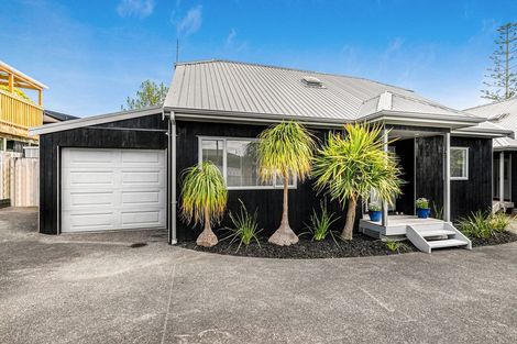 Photo of property in 2/28 Holiday Road, Stanmore Bay, Whangaparaoa, 0932