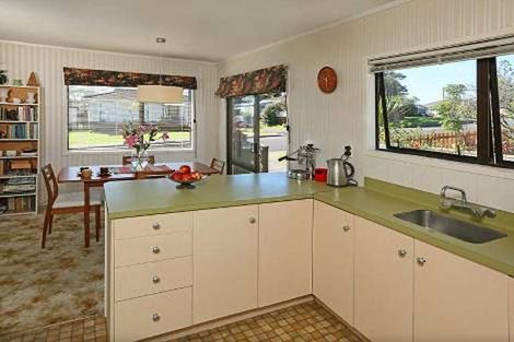 Photo of property in 2a Taipari Road, Te Atatu Peninsula, Auckland, 0610