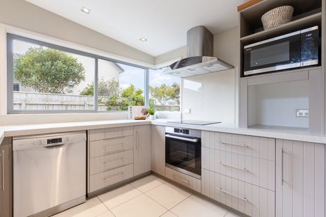 Photo of property in 8 Metzenthin Close, Raumati South, Paraparaumu, 5032