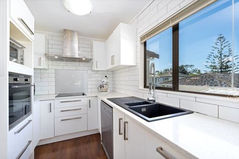 Photo of property in 2/6 Orton Street, Glenfield, Auckland, 0627