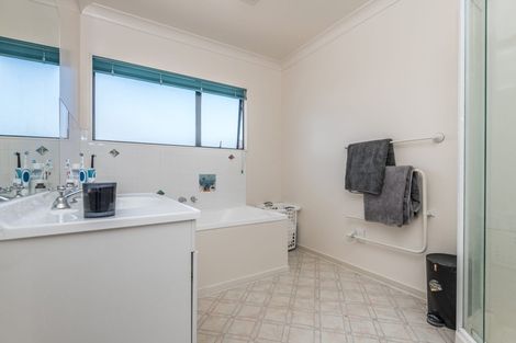Photo of property in 2 Ridley Green, Churton Park, Wellington, 6037