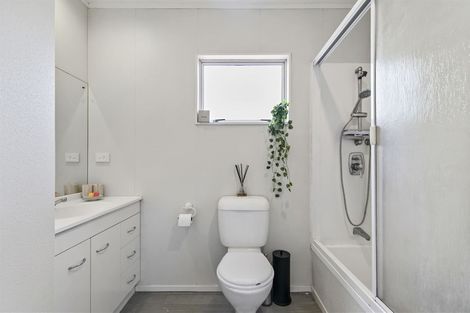 Photo of property in 2/1 Mossop Rise, Glenfield, Auckland, 0629