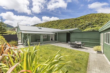 Photo of property in 11 Wilmshurst Place, Tawa, Wellington, 5028