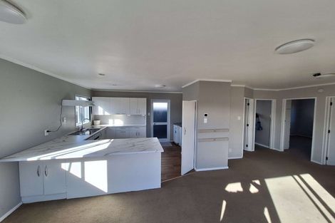 Photo of property in 22 Kaurilands Road, Titirangi, Auckland, 0604