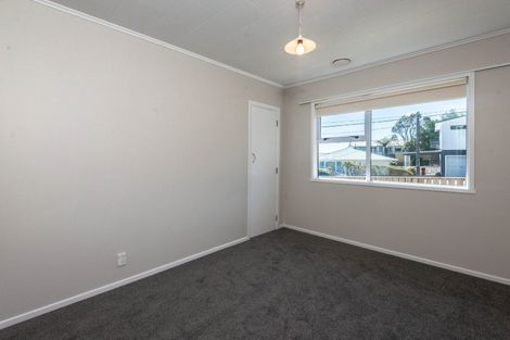 Photo of property in 12 Griffiths Grove, Newlands, Wellington, 6037
