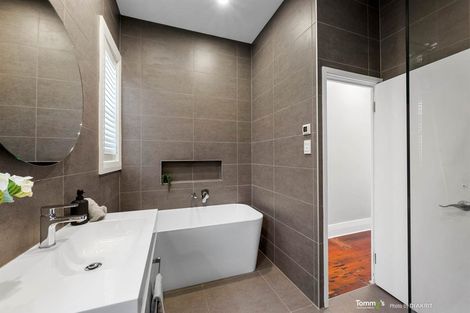 Photo of property in 24 Wha Street, Lyall Bay, Wellington, 6022