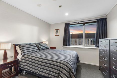Photo of property in 72 Devonport Road, Tauranga, 3110