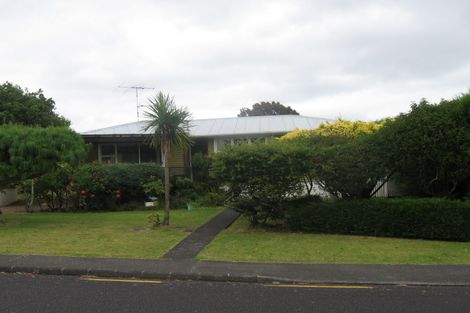 Photo of property in 2 Segedin Place, Glenfield, Auckland, 0629