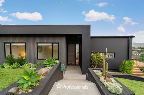 Photo of property in 37 Percy Kinsman Crescent, Riverstone Terraces, Upper Hutt, 5018