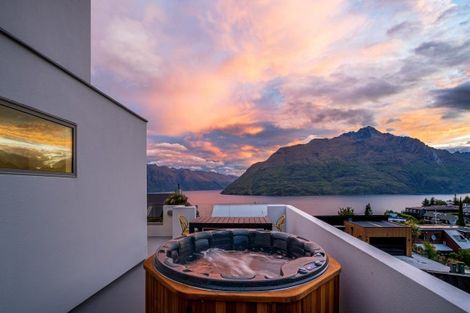Photo of property in 72 Wynyard Crescent, Fernhill, Queenstown, 9300