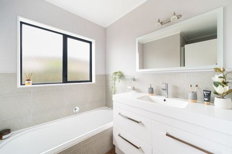 Photo of property in 71 Rhodes Drive, Kelvin Grove, Palmerston North, 4414