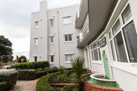 Photo of property in Fountain Court, 16/48u Oriental Parade, Oriental Bay, Wellington, 6011