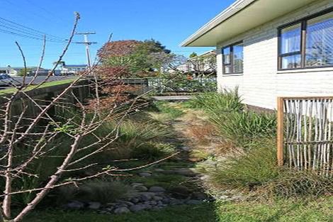 Photo of property in 2a Taipari Road, Te Atatu Peninsula, Auckland, 0610