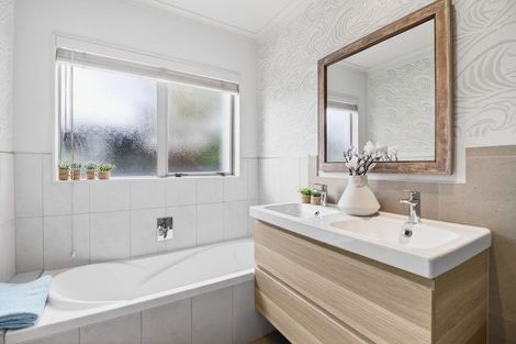 Photo of property in 48 Aurea Avenue, Pakuranga, Auckland, 2010