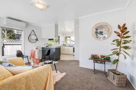 Photo of property in 1/13 Ayton Drive, Totara Vale, Auckland, 0629