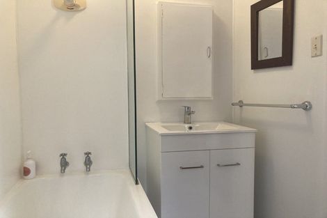 Photo of property in Victoria Court, 11/4u Queen Street, Mount Victoria, Wellington, 6011