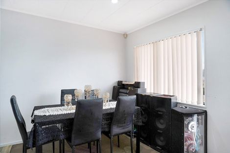 Photo of property in 2/10 Charisma Place, Randwick Park, Auckland, 2105