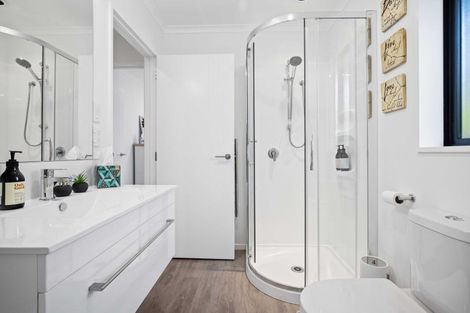 Photo of property in 124 Lisle Farm Drive, Pukekohe, 2120