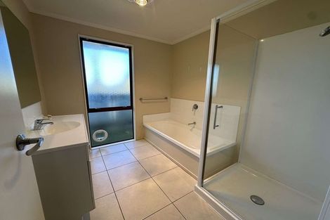 Photo of property in 37 Mcewen Crescent, Riverstone Terraces, Upper Hutt, 5018