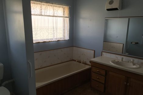 Photo of property in 18 Sheraton Place, Redwood, Christchurch, 8051