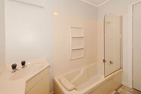 Photo of property in 19 Helleur Road, Massey, Auckland, 0614