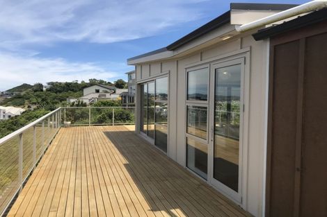 Photo of property in 6b Sunhaven Drive, Newlands, Wellington, 6037
