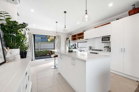 Photo of property in 13 Maureen Close, East Tamaki Heights, Auckland, 2016