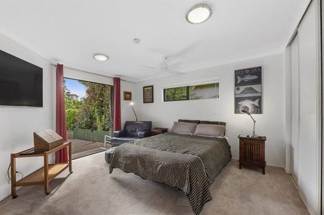 Photo of property in 5 Springwater Vale, Unsworth Heights, Auckland, 0632
