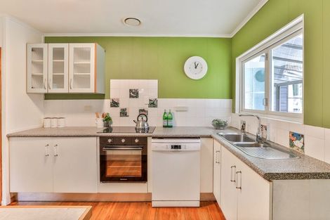 Photo of property in 37 York Road, Titirangi, Auckland, 0604