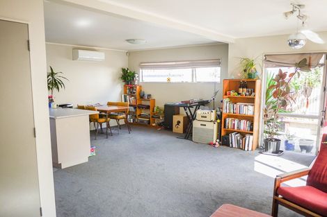 Photo of property in 2/131 Queens Drive, Lyall Bay, Wellington, 6022