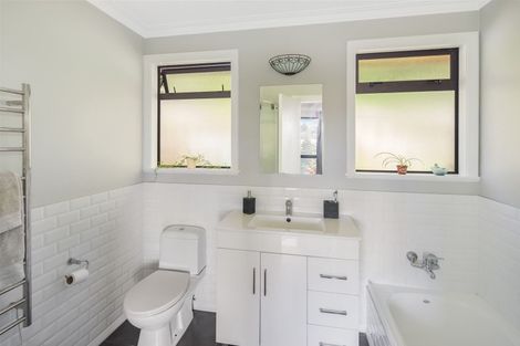 Photo of property in 102 Ruskin Road, Newlands, Wellington, 6037