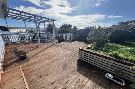 Photo of property in 24 Colchester Crescent, Newlands, Wellington, 6037