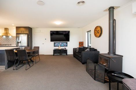 Photo of property in 52 Centre Road, Aokautere, Palmerston North, 4471