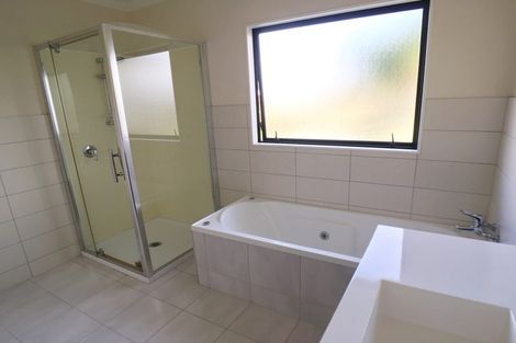 Photo of property in 32 Riverstone Road, Te Atatu Peninsula, Auckland, 0610