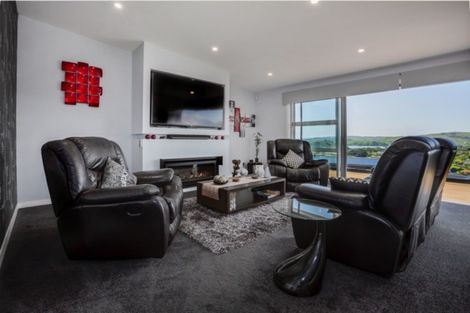 Photo of property in 2 Madeira Close, Whitby, Porirua, 5024